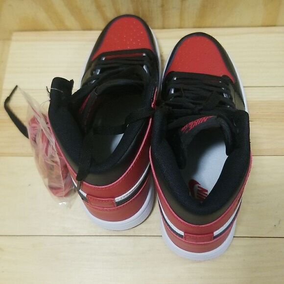 Nike Air Jordan 1 Mid Bred Toe White Fire Red  Wmn's size 7 - Picture 6 of 9